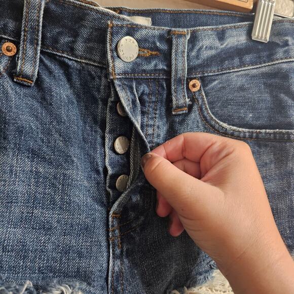 WE THE FREE Daisy Chain Lace Frayed Denim Short Size 24 - Picture 3 of 6